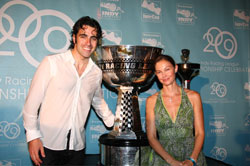 Dario Franchitti and wife Ashly Judd flank the 2009 IndyCar Series Championship Cup