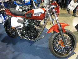 Eine rotes Triumph Motorrad auf der Long Beach internationale Motorradmesse