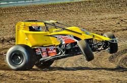 Hodges makes aggressive turn at Gas City I-69 Speedway during Indiana Sprint Week in 2016.